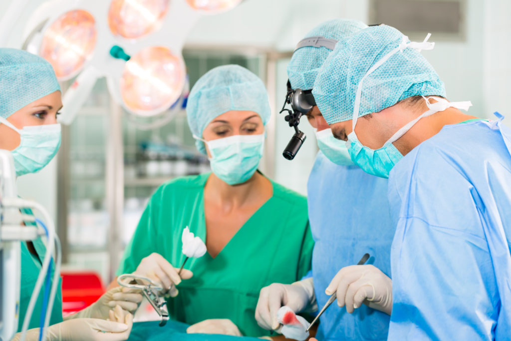 Am Universitätsklinikum Erlangen wird derzeit die erste Gebärmuttertransplantation in Deutschland geplant. Der Eingriff könnte Frauen, die ohne Uterus geboren wurden, helfen, ihren Kinderwunsch zu erfüllen. (Bild: Kzenon/fotolia.com)