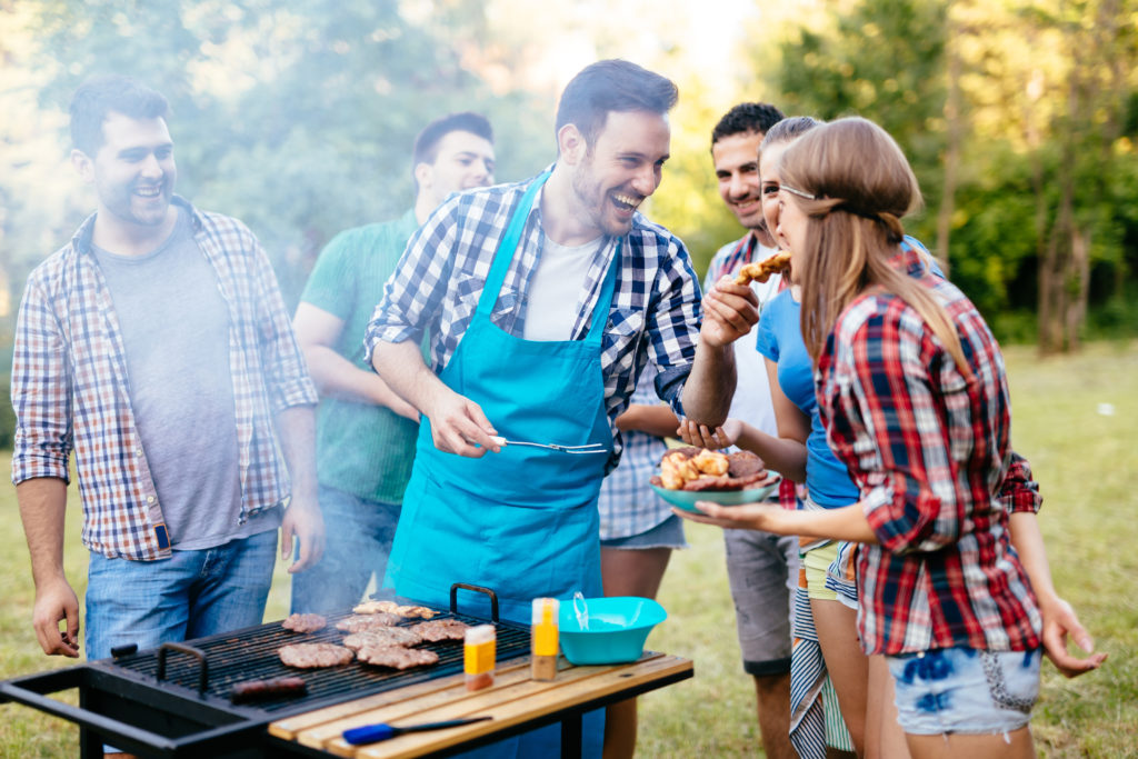 Mehrere Personen haben Spaß beim Grillen