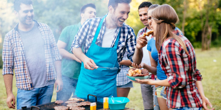 Mehrere Personen haben Spaß beim Grillen