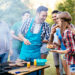 Mehrere Personen haben Spaß beim Grillen