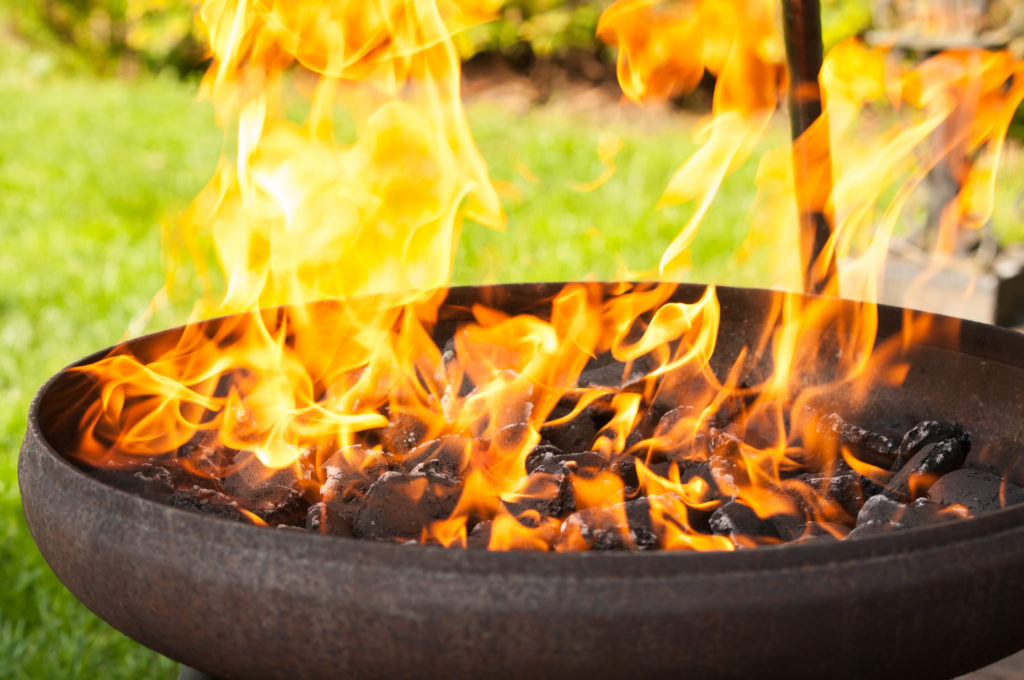 Beim Grillen kommt es leider immer wieder zu Unfällen mit teils schwersten Verletzungen. Im Juni mussten zahlreiche Patienten mit Verbrennungen in Kliniken behandelt werden. (Bild: Sauerlandpics/fotolia.com)