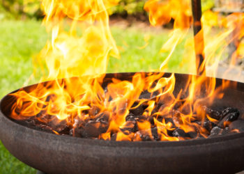 Beim Grillen kommt es leider immer wieder zu Unfällen mit schweren Verbrennungen. Experten raten, auf Brandbeschleuniger zu verzichten. (Bild: Sauerlandpics/fotolia.com)