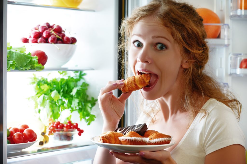 Heißhungerattacken zu widerstehen, ist gar nicht so einfach. Helfen können offenbar Ballaststoffe. Diese können den heftigen Appetit zügeln und schlank machen, wie Forscher nun berichten. (Bild: JenkoAtaman/fotolia.com)