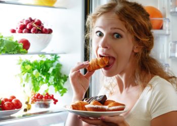 Die Binge Eating-Störung ist die häufigste Essstörung in der Allgemeinbevölkerung. Experten berichten nun über einen neuen Therapieansatz gegen die Essanfälle. (Bild: JenkoAtaman/fotolia.com)