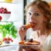 Die Binge Eating-Störung ist die häufigste Essstörung in der Allgemeinbevölkerung. Experten berichten nun über einen neuen Therapieansatz gegen die Essanfälle. (Bild: JenkoAtaman/fotolia.com)