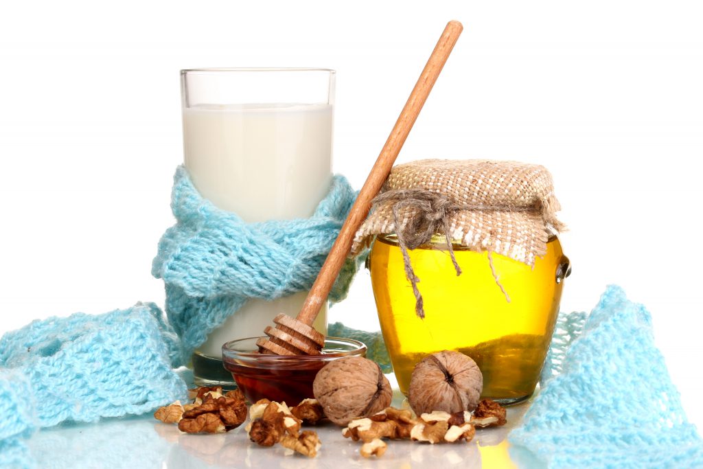 Heiße Milch mit Honig ist ein traditionelles Hausmittel zur Linderung des Hustenreizes. (Bild: Africa Studio/fotolia.com)
