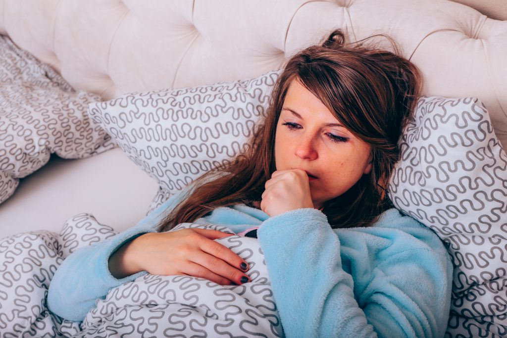 Reihusten in der Nacht kann erhebliche Schlafprobleme mit sich bringen, wodurch der Körper zusätzlich geschwächt wird. Mit einigen einfachen Maßnahmen lässt sich der Hustenreiz in der Nacht jedoch deutlich mindern. (Bild: ajlatan/fotolia.com)