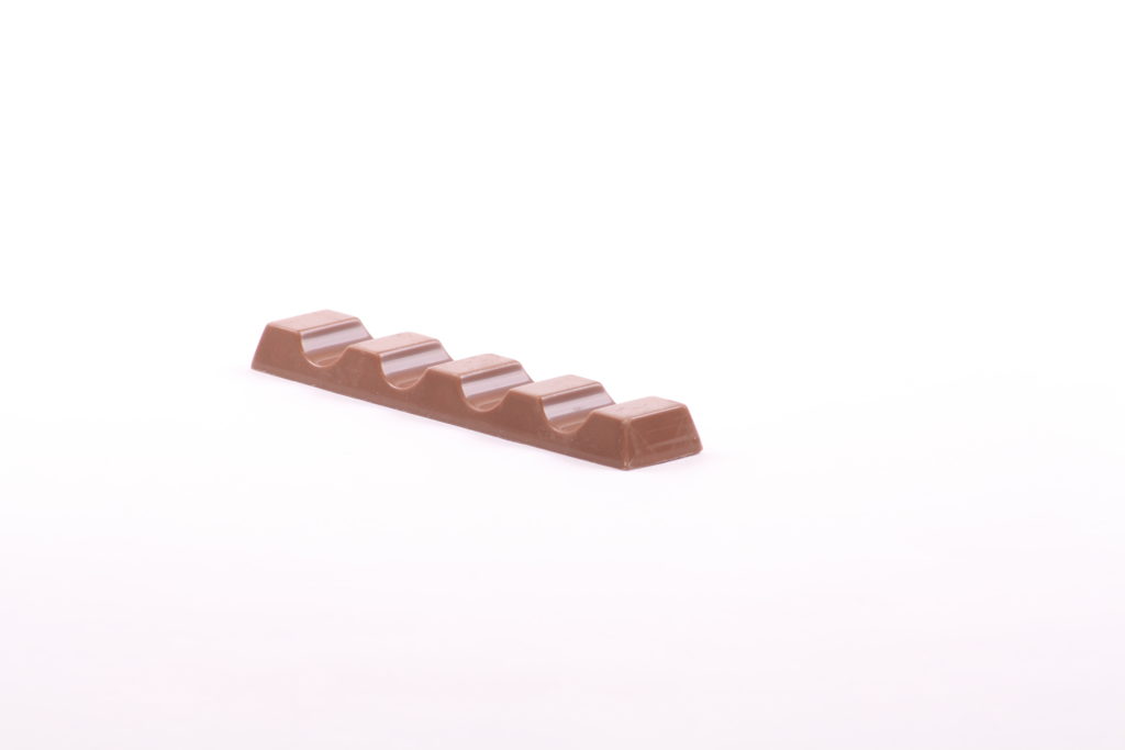 Die Verbraucherorganisation foodwatch hat in einem Labortest gesundheitsgefährdende Mineralöle in Schokolade gefunden. Betroffen ist unter anderem Ferreros "Kinder-Riegel". (Bild: ivonic/fotolia.com)