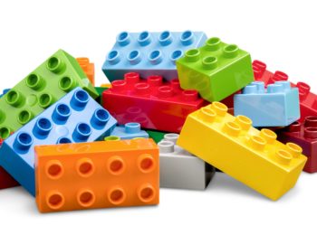 Manche Viren bleiben auf der Oberfläche von Plastikspielzeug für 24 Stunden infektiös, was ein hohes Übertragungsrisiko mit sich bringt. (Bild:  BillionPhotos.com/fotolia.com)