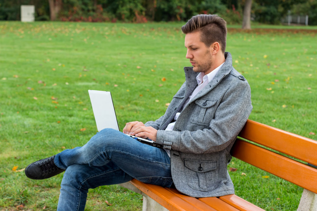 Laut einer aktuellen Umfrage guckt fast jeder zweite Erwerbstätige in Deutschland nach Feierabend in seine dienstlichen E-Mails. (Bild: Gina Sanders/fotolia.com)