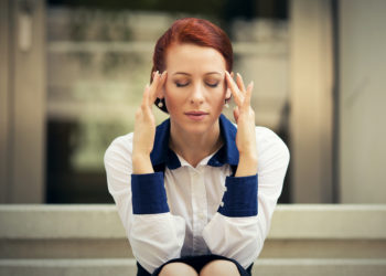 Stress, Überanstrengung, hormonelle Veränderungen: Migräne kann durch unterschiedliche Trigger ausgelöst werden. Forscher haben nun festgestellt, dass die Beschwerden auch durch das Betrachten von Streifen ausgelöst werden können.
 (Bild: pathdoc/fotolia.com)