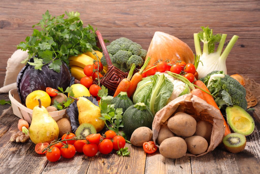Gesundheitsexperten raten oft zu pflanzlicher Kost, die reich an Vitaminen, Mineralstoffen und sekundären Pflanzenstoffen ist. Obst und Gemüse sollten vor dem Verzehr aber unbedingt abgewaschen werden. (Bild: M.studio/fotolia.com)
