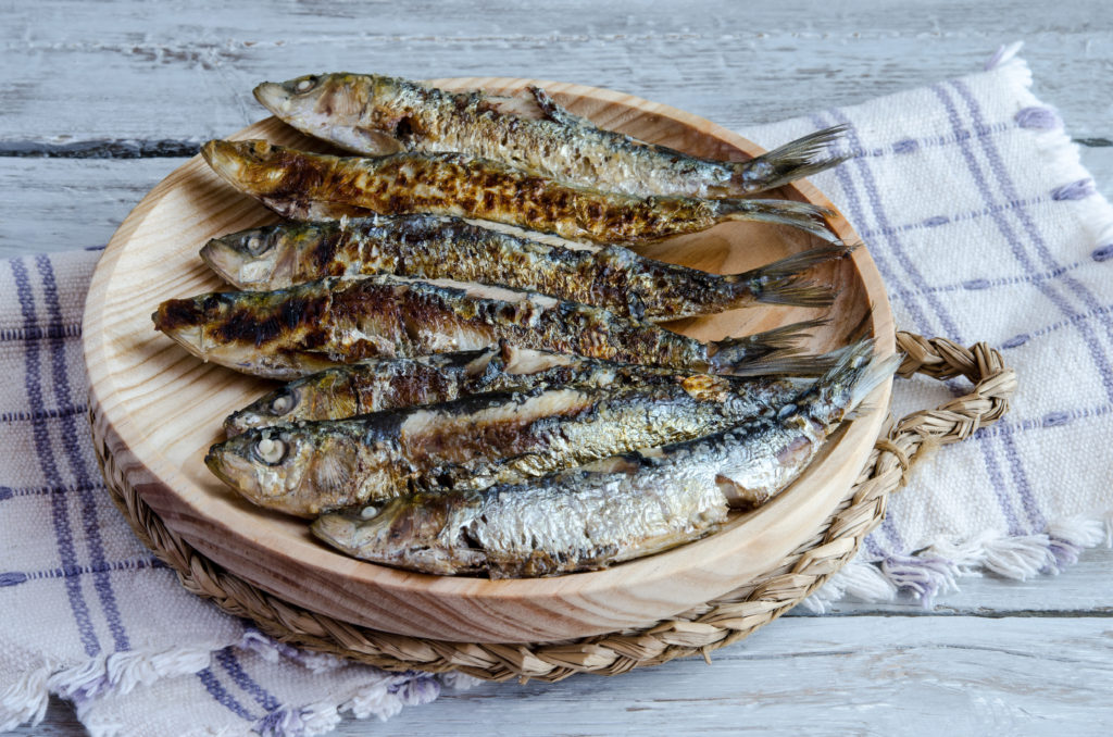 Fisch ist gesund. Er enthält für unseren Körper wichtige Omega-3-Fettsäuren. Forscher stellten jetzt fest, dass diese Fettsäuren sogar bewirken können, dass Menschen mit Darmkrebs seltener an ihrer Erkrankung versterben. (Bild: dulsita/fotolia.com)