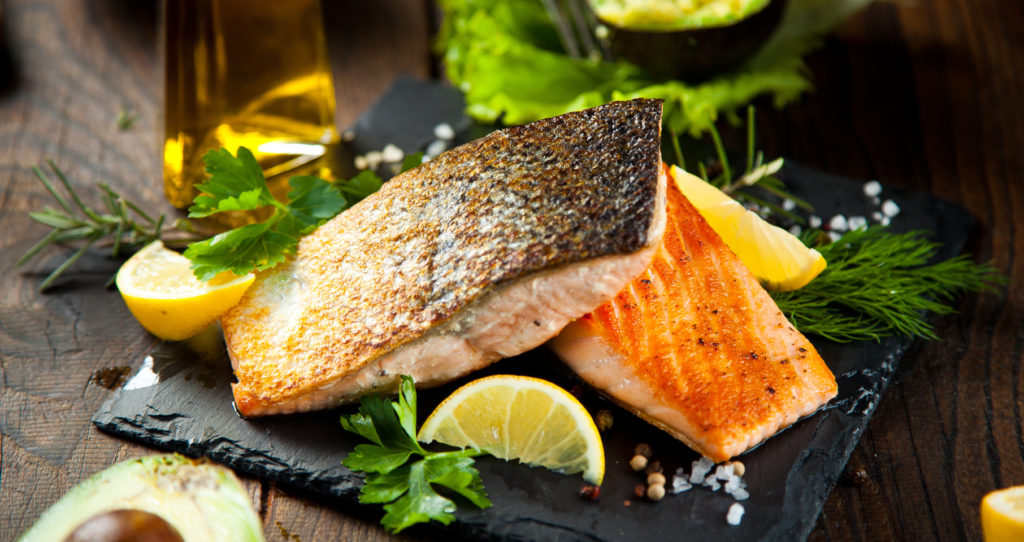 Fisch ist gesund und schmeckt augezeichnet. Forscher fanden jetzt heraus, dass fetter Fisch uns sogar vor Herzinfarkten schützen kann. Der Grund dafür sind enthaltene Omega-3-Fettsäuren. (Bild: karepa/fotolia.com)