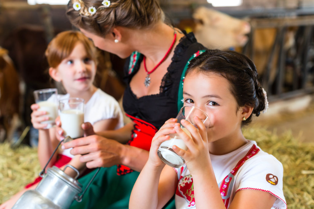 Rohmilch vom Bauernhof sollte vor dem Trinken unbedingt abgekocht werden. Nur so können gesundheitsschädliche Keime verlässlich abgetötet werden. (Bild: Kzenon/fotolia.com)