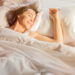 Gesundheitsexperten raten davon ab, nackt zu schlafen. Selbst in sehr warmen Nächten kann man sich erkälten. Empfehlenswert sind leichte Schlafkleidung und eine dünne Decke.
(Bild: Kaspars Grinvalds/fotolia.com)