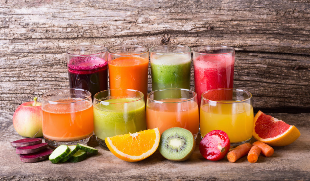 Auch wenn Smoothies super lecker schmecken, sollten Kinder sie nur ab und zu trinken. Die Vitaminbomben haben einen geringeren Nährstoffgehalt als frisches Obst und Gemüse. (Bild: whitestorm/fotolia.com)