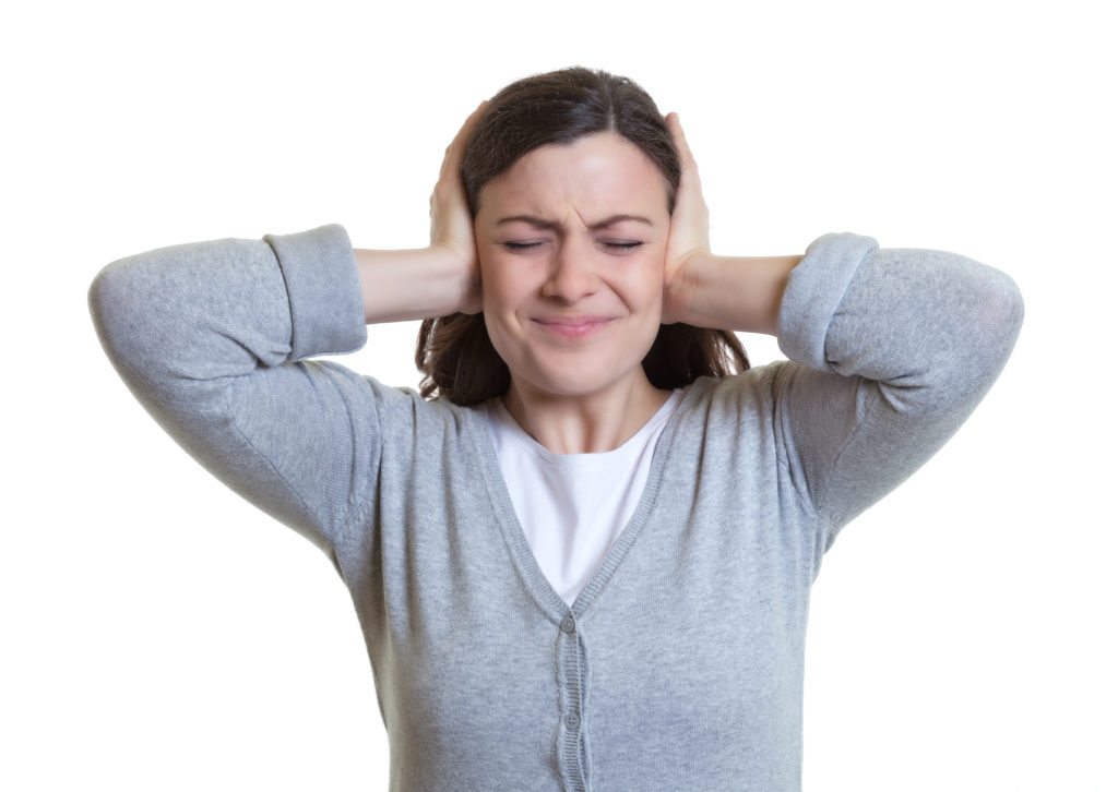 Ein ständiges Klingeln oder Rauschen in den Ohren kann für Betroffene zur Qual werden. Genau unter solchen Symptomen leiden Menschen mit Tinnitus. Was sind die effektivsten Möglichkeiten, um die Auswirkungen der Krankheit zu verringern? (Bild: Daniel Ernst/fotolia.com)