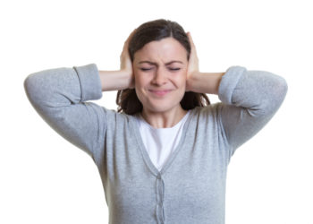 Ein ständiges Klingen oder Rauschen in den Ohren kann für Betroffene zur Qual werden. Genau unter solchen Symptomen leiden Menschen mit Tinnitus. Was sind die effektivsten Möglichkeiten, um die Auswirkungen der Krankheit zu verringern? (Bild: Daniel Ernst/fotolia.com)