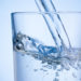 Wasser wird in ein Glas gegossen