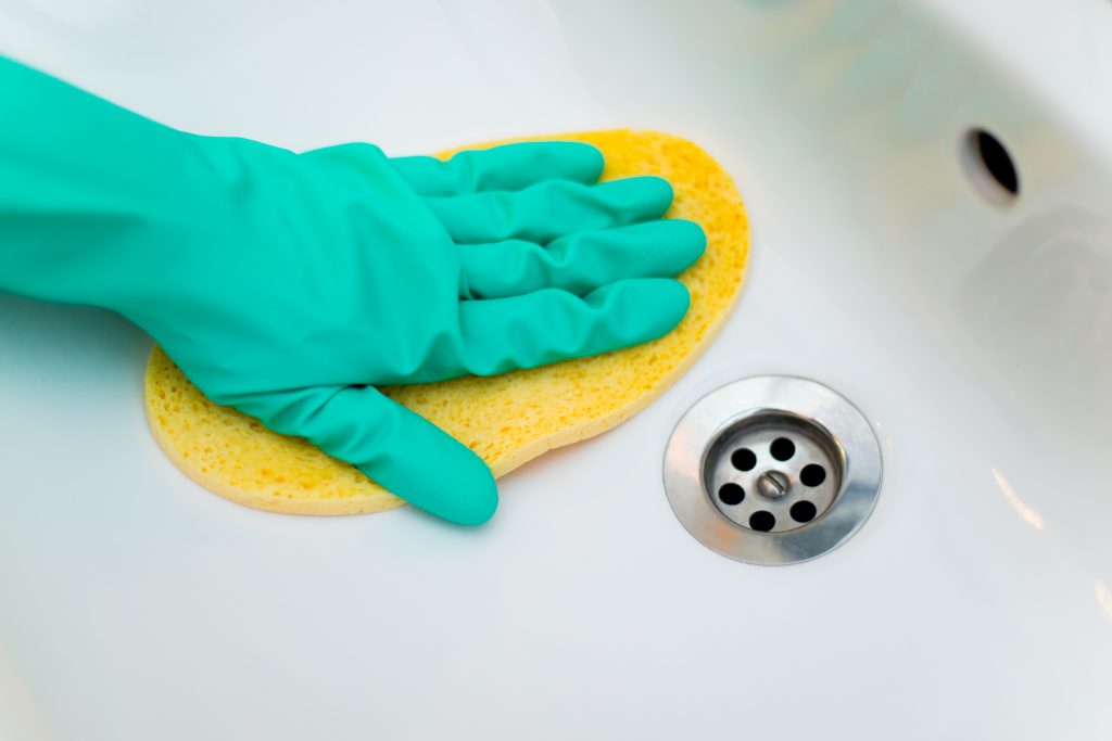 Das Tragen von Handschuhen bei der Hausarbeit kann das Risiko einer Nagelbettentzündung deutlich reduzieren. (Bild: Edenwithin/fotolia.com)