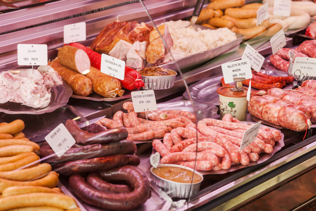 Der Globus-Verbrauchermarkt in Plattling (Niederbayern) hat eine Rückrufaktion für seine Wurst- und Fleischprodukte gestartet. In den Metzgerei-Artikeln könnten gesundheitsgefährdende Listerien enthalten sein. (Bild: Christian Müller/fotolia.com)