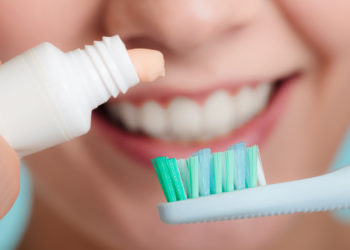Welche Zahnpasta ist tatsächlich zur täglichen Zahnpflege geeignet? Das Verbrauchermagazin "Öko-Test" hat 38 Produkte in einer aktuellen Untersuchung überprüft. (Bild: Voyagerix/fotolia.com)