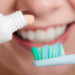 Welche Zahnpasta ist tatsächlich zur täglichen Zahnpflege geeignet? Das Verbrauchermagazin "Öko-Test" hat 38 Produkte in einer aktuellen Untersuchung überprüft. (Bild: Voyagerix/fotolia.com)