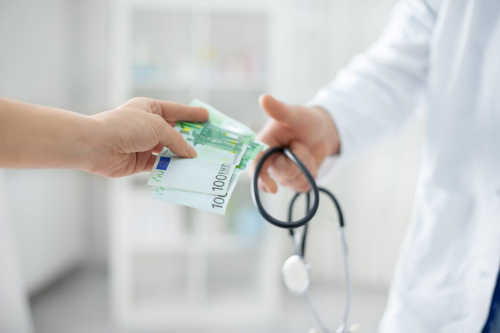 Ärzte bekommen offenbar immense Geldbeträge von Pharmafirmen. (Bild: Cherries/fotolia.com)