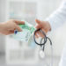 Ärzte bekommen offenbar immense Geldbeträge von Pharmafirmen. (Bild: Cherries/fotolia.com)