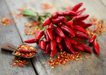 In roten Chilis wurden Rückstände des Pflanzenschutzmittels Carbofuran gefunden. Aufgrund der geringen Menge bestehe jedoch kein gesundheitliches Risiko für Verbraucher. (Bild: photocrew/fotolia.com)