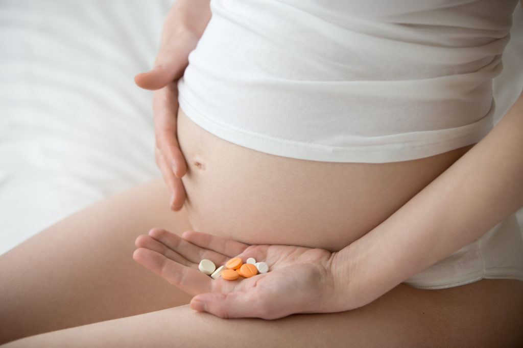 Frauen sollten in der Schwangerschaft besonders vorsichtig sein, wenn es um Medikamente geht. Denn bestimmte Wirkstoffe können zu schweren Folgeschäden beim Kind führen. (Bild: fizkes/fotolia.com)