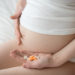 Frauen sollten in der Schwangerschaft besonders vorsichtig sein, wenn es um Medikamente geht. Denn bestimmte Wirkstoffe können zu schweren Folgeschäden beim Kind führen. (Bild: fizkes/fotolia.com)