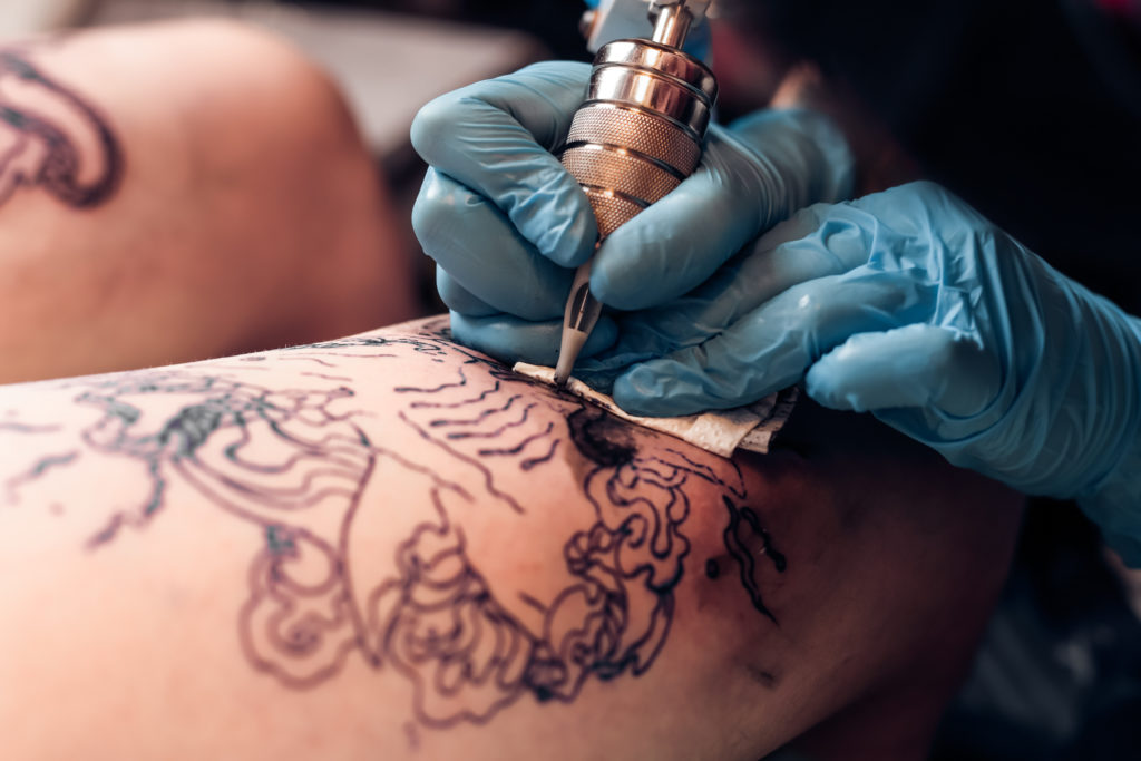 In einem seriösen Tattoo-Studio wird streng auf die Hygiene geachtet und nur mit  frischen Einmal-Handschuhen und -Nadeln gearbeitet. Ebenso werden die Kunden im Vorfeld über Risiken aufgeklärt. (Bild: belyjmishka/fotolia.com) 