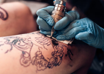 In einem seriösen Tattoo-Studio wird streng auf die Hygiene geachtet und nur mit  frischen Einmal-Handschuhen und -Nadeln gearbeitet. Ebenso werden die Kunden im Vorfeld über Risiken aufgeklärt. (Bild: belyjmishka/fotolia.com)