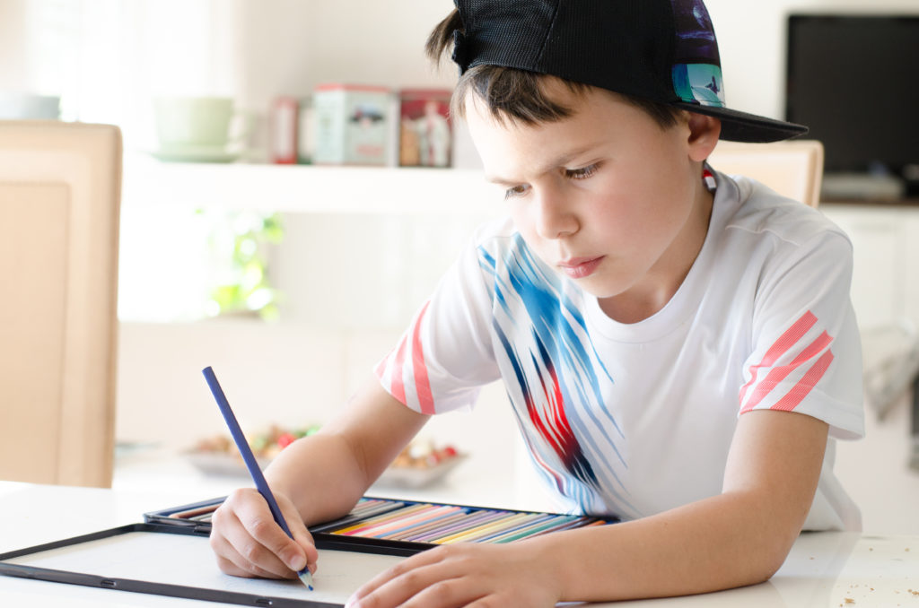 Die Zahl der Kinder mit ADHS hat in den letzten Jahren wieder zugenommen. Den Kleinen fällt es schwer, sich zu konzentrieren und ihre Impulse unter Kontrolle zu halten. Für Hausaufgaben und Spielen fehlt ihnen oft die Geduld. (Bild: S.Kobold/fotolia.com)