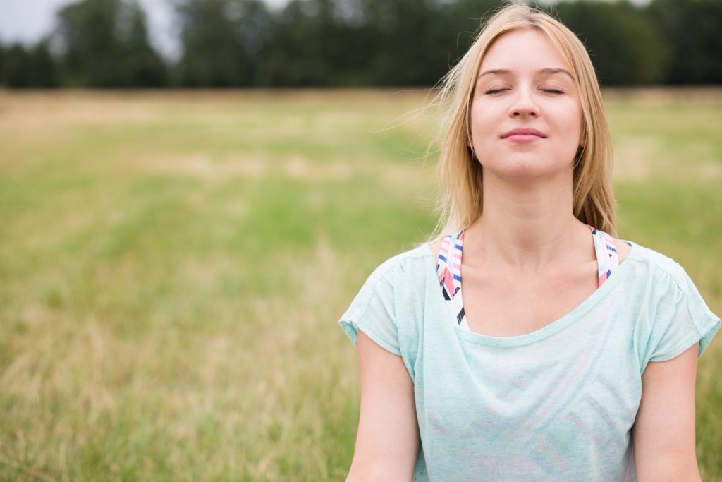 Manche Menschen denken, sie können sich vor allem im Urlaub erholen und Stress abbauen. Doch Erholung sollte laut Experten in den Alltag integriert werden. Helfen können hier Achtsamkeitstrainings. (Bild: Photographee.eu/fotolia.com)