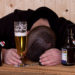 Übermäßiger Alkoholkonsum schadet unserer Gesundheit. Doch was bringt Alkoholiker eigentlich dazu jeden Tag Unmengen an Alkohol zu trinken? Forscher fanden jetzt heraus, dass bei Alkoholikern eine wichtige Chemikalie im Gehirn fehlt. (Bild: Yvonne Weis/fotolia.com)