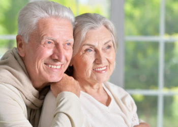 Laut einer neuen Studie werden wir vermutlich um so länger leben, je älter unsere Eltern geworden sind. Das Todesalter der Eltern sagt auch etwas über unser Risiko für Herz-Kreislauf-Krankheiten aus. (Bild: aletia2011/fotolia.com)