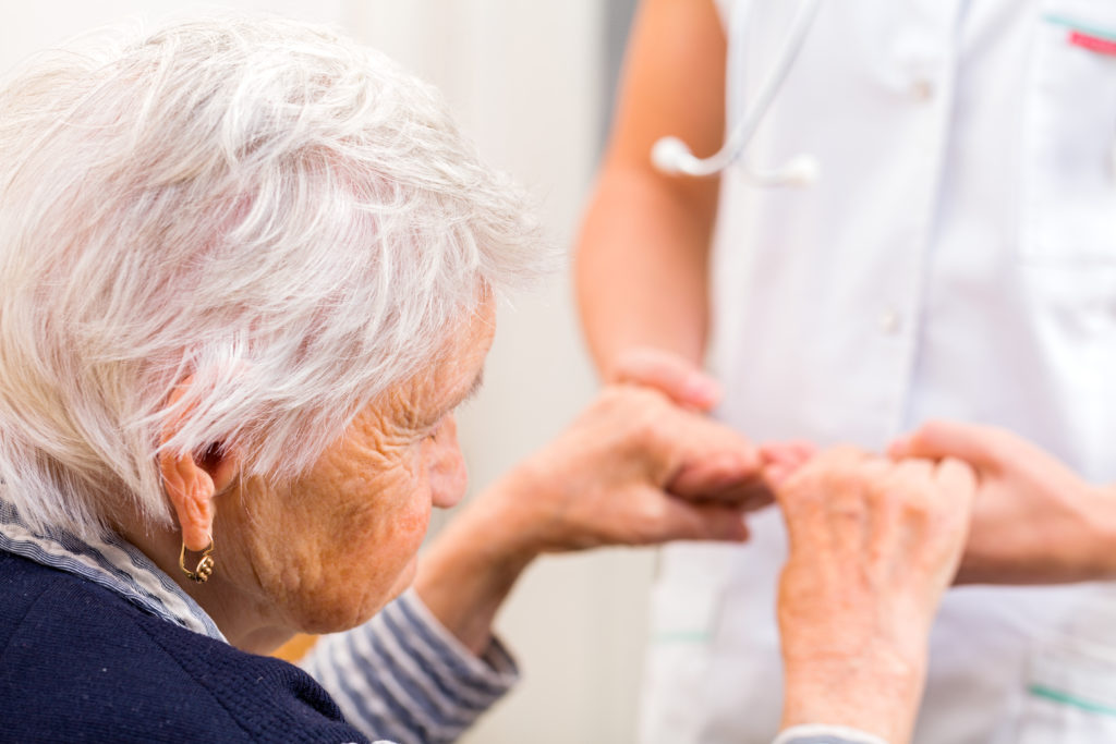 Eine Alzheimer-Erkrankung betrifft das Leben von vielen älteren Menschen. Für Betroffene und Angehörige stellt diese Krankheit eine sehr große Belastung dar. Forscher entdeckten jetzt, dass ein vorhandenes Medikament gegen Schmerzen bei der Menstruation helfen könnte, Alzheimer-Patienten zu behandeln. (Bild: Ocskay Bence/fotolia.com)