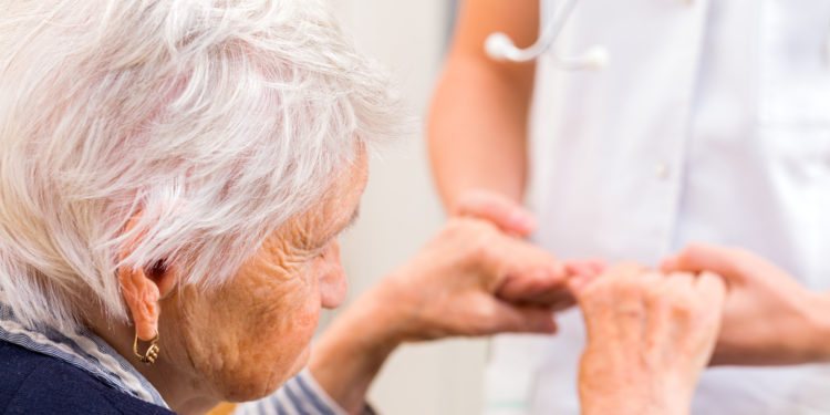 Pflegerin kümmert sich um ältere Frau