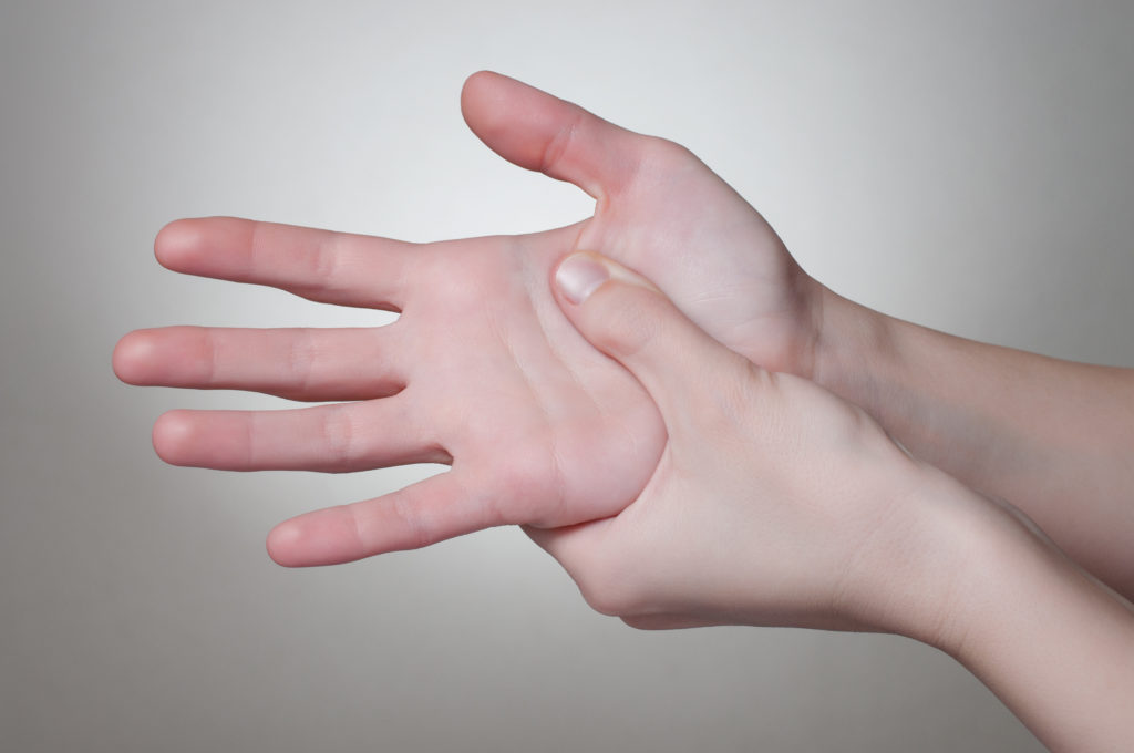 Bei steifen Fingern denkt man oft sofort an eine Arthrose. Doch die Beschwerden können auch auf eine rheumatoide Arthritis hinweisen. (Bild: Von Schonertagen/fotolia.com)