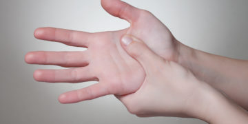 Rheumatoide Arthritis ist eine entzündliche, oft schmerzhafte und in Schüben verlaufende Erkrankung. Forscher haben nun erfolgreich einen neuen Wirkstoff gegen die Gelenkerkrankung getestet. (Bild: Von Schonertagen/fotolia.com)