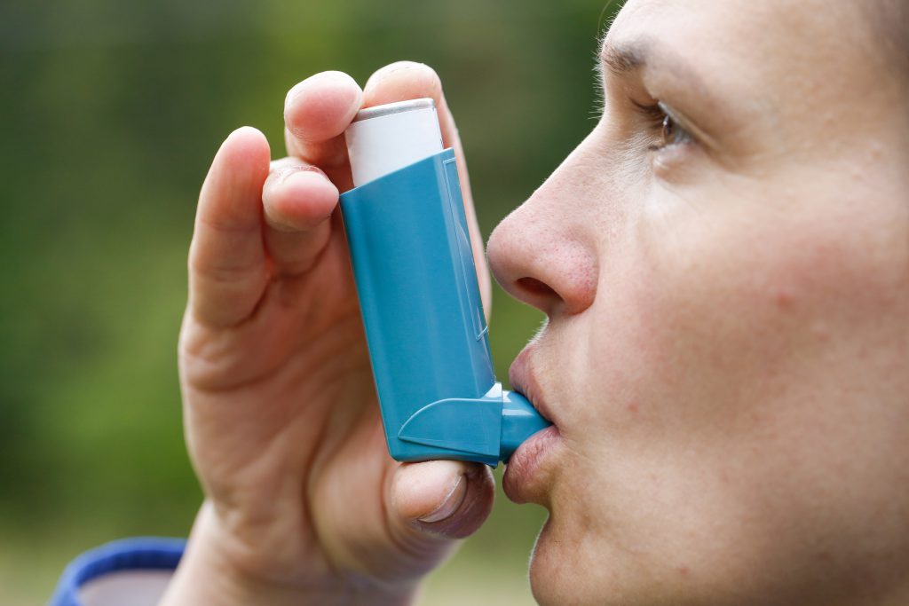 Viele Menschen auf der Welt sind an Asthma erkrankt. Ein falscher Umgang mit der Krankheit kann schreckliche Folgen für die Betroffenen haben. Weltweit sterben immer noch etliche Menschen an den Folgen von Asthmaanfällen. Die Mehrzahl völlig unnötig, sagen Mediziner. (Bild: zlikovec/fotolia.com)
