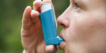 Viele Menschen auf der Welt sind an Asthma erkrankt. Ein falscher Umgang mit der Krankheit kann schreckilche Folgen für die Betroffenen haben. Weltweit sterben immernoch viele Menschen an den Folgen von Asthmaanfällen. Die Mehrzahl völlig unnötig, sagen Mediziner. (Bild: zlikovec/fotolia.com)