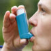 Viele Menschen auf der Welt sind an Asthma erkrankt. Ein falscher Umgang mit der Krankheit kann schreckilche Folgen für die Betroffenen haben. Weltweit sterben immernoch viele Menschen an den Folgen von Asthmaanfällen. Die Mehrzahl völlig unnötig, sagen Mediziner. (Bild: zlikovec/fotolia.com)