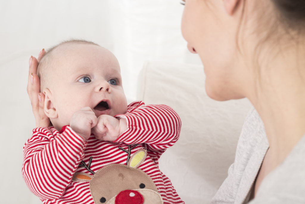 Eltern, die auf ihr Baby und seine Laute reagieren, fördern die Lernprozesse des Nachwuchses. Dieses interaktive Engagement ist für die geistige Entwicklung des Kindes von großer Bedeutung. (Bild: Photographee.eu/fotolia.com)