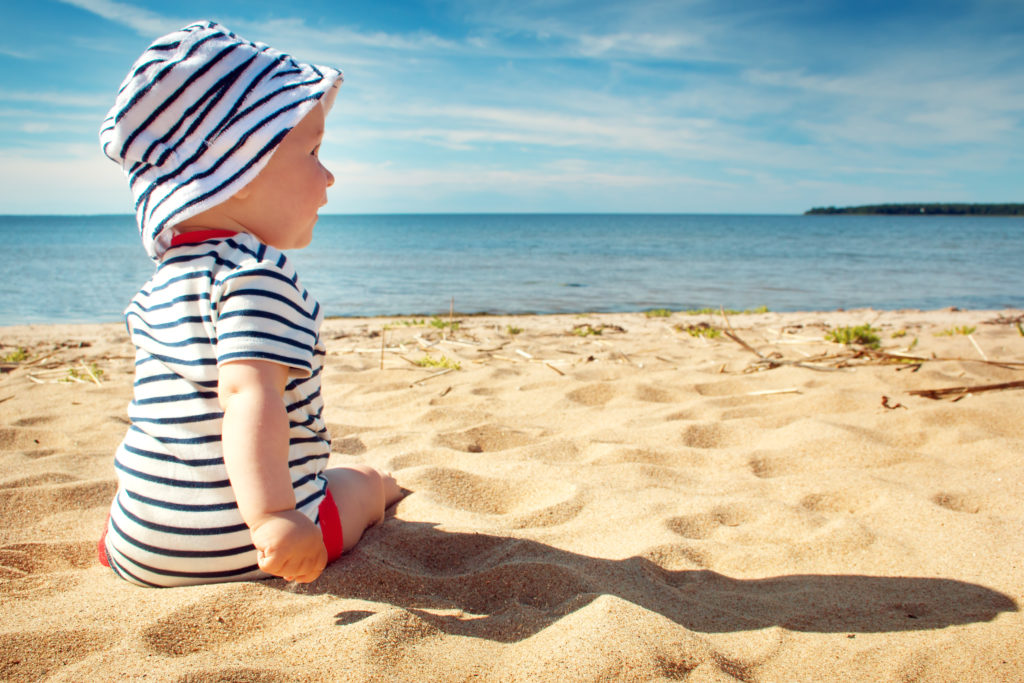 Kleine Kinder haben wesentlich weniger Schweißdrüsen als Erwachsene und sind daher deutlich hitzeempfindlicher. Experten raten zu einem besonderen Sonnenschutz für Babys. (Bild: candy1812/fotolia.com)