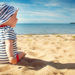 Im Sommer spielt sich das Kinderleben vor allem draußen ab. Umso wichtiger ist gerade in dieser Zeit der konsequente Schutz vor starker UV-Belastung und Sonnenbränden. (Bild: candy1812/fotolia.com)