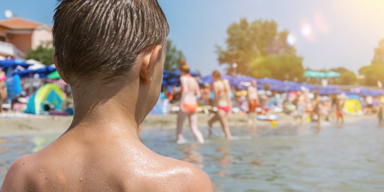 Kinder baden im Meer